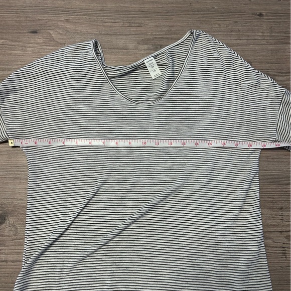 Old Navy Black and White Striped Short Sleeve Tee - Picture 3 of 7